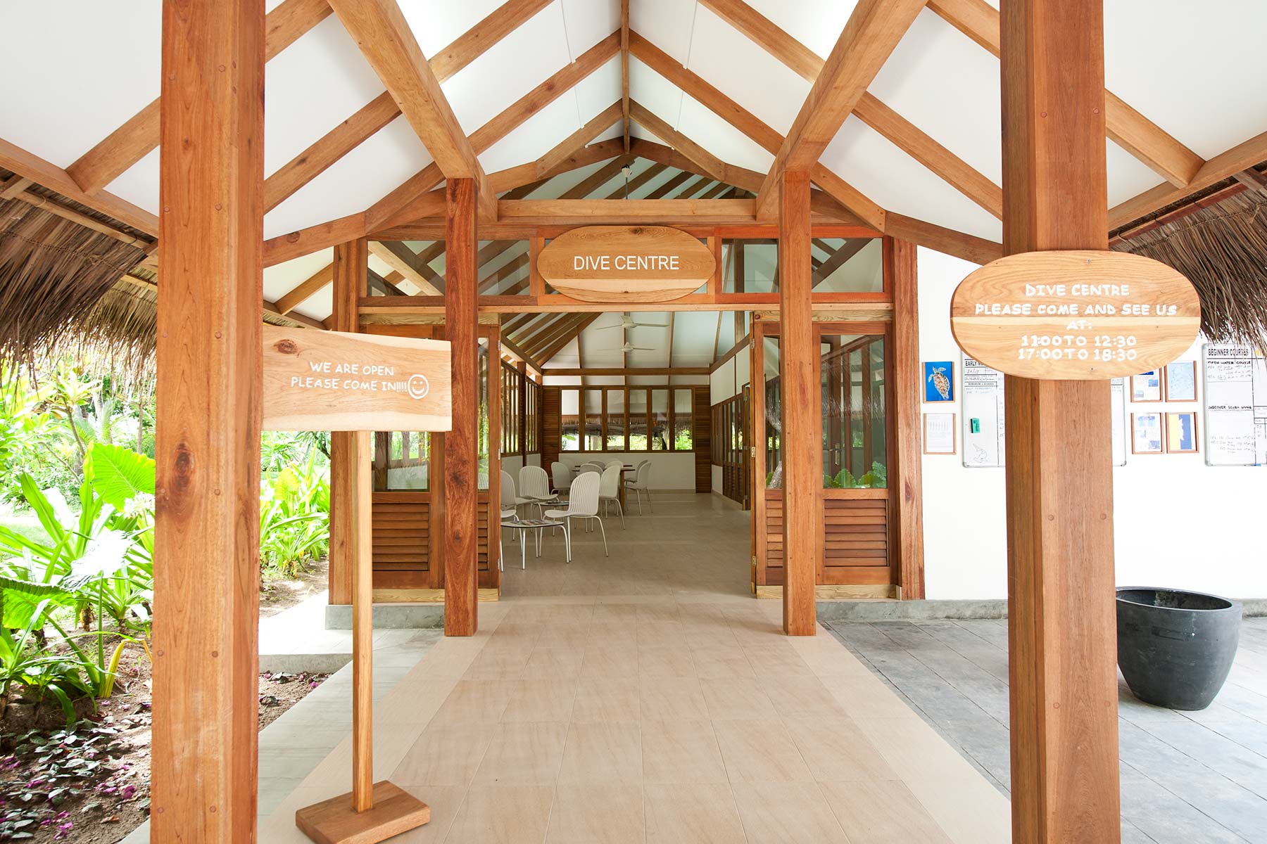 ダイビング施設とコース